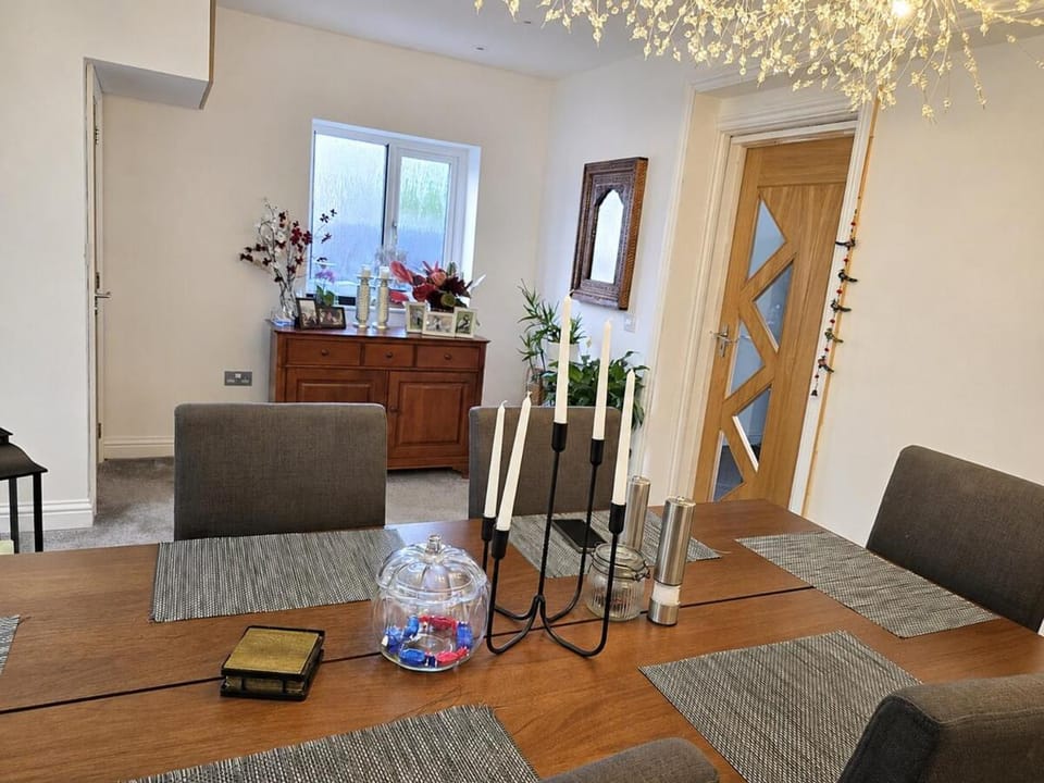 4 BR Retreat I Sleeps 10 I Private Parking I WiFi Apartment in Rochdale