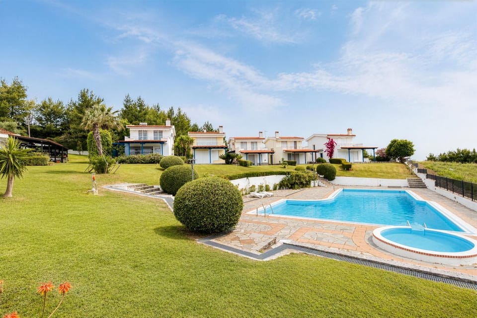 Property building, Garden, Garden view, Pool view, Swimming pool, sunbed