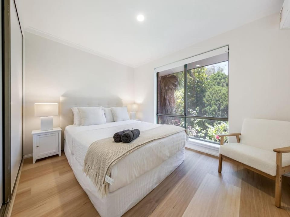 Shenton Park - Leafy Haven over Kings Park Apartment in Perth
