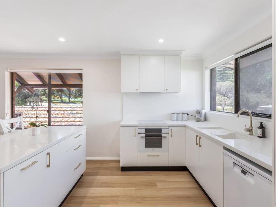 Shenton Park - Leafy Haven over Kings Park Apartment in Perth