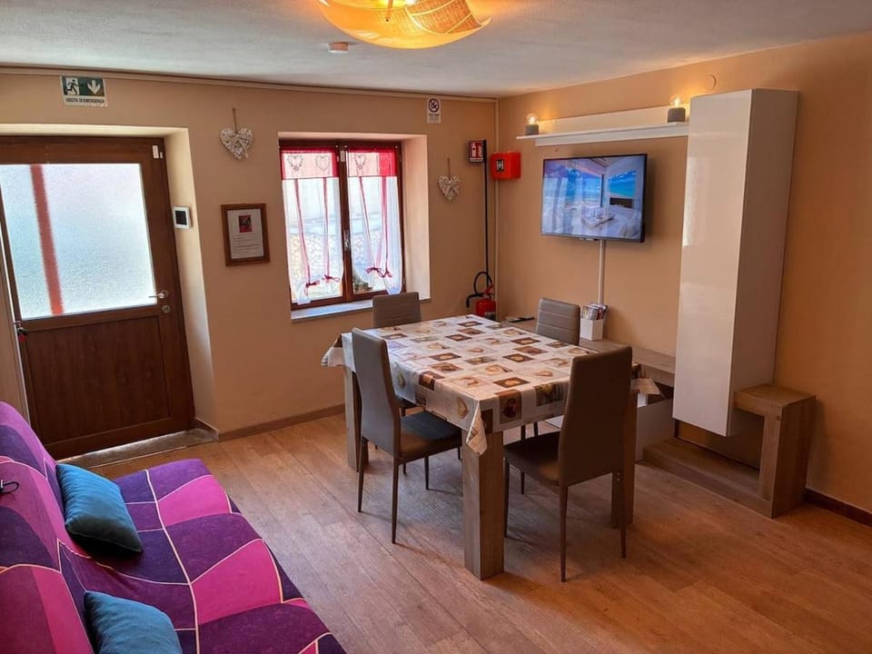 Communal lounge/ TV room, TV and multimedia, Living room, Seating area, Dining area, Evening entertainment, heating, air conditioner