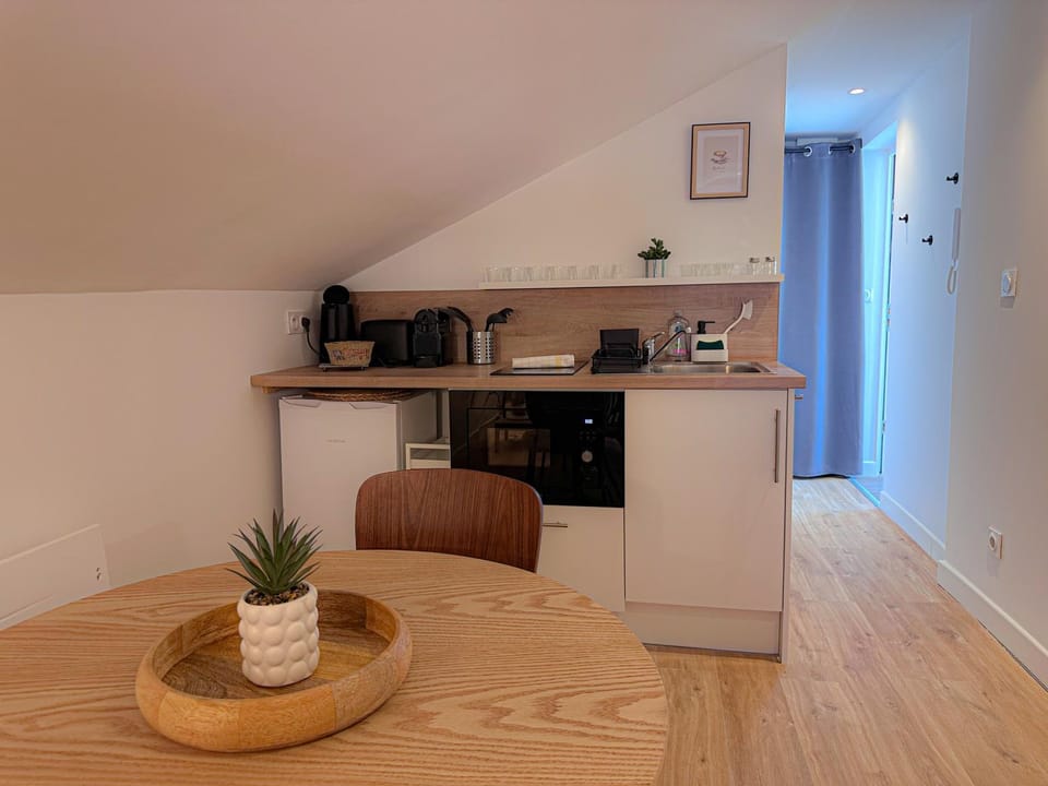 Coffee/tea facilities, Kitchen or kitchenette, microwave, oven, toaster, kitchen