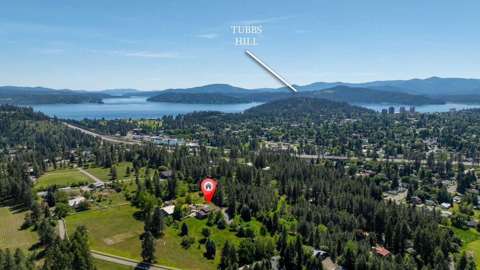 Day, Neighbourhood, Natural landscape, Bird's eye view, Lake view, Mountain view
