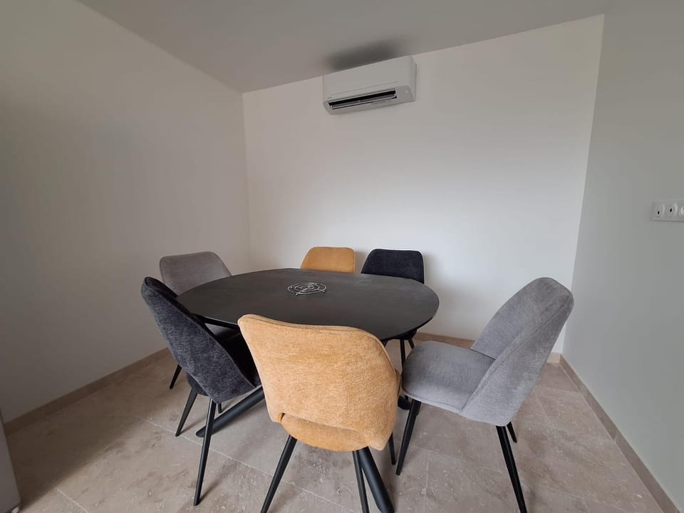 Living room, Seating area, Dining area, air conditioner