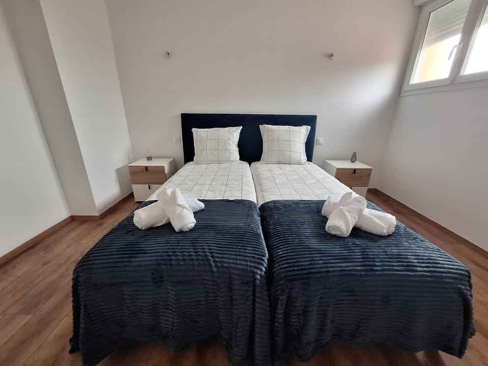 Bed, Photo of the whole room, Bedroom, towels