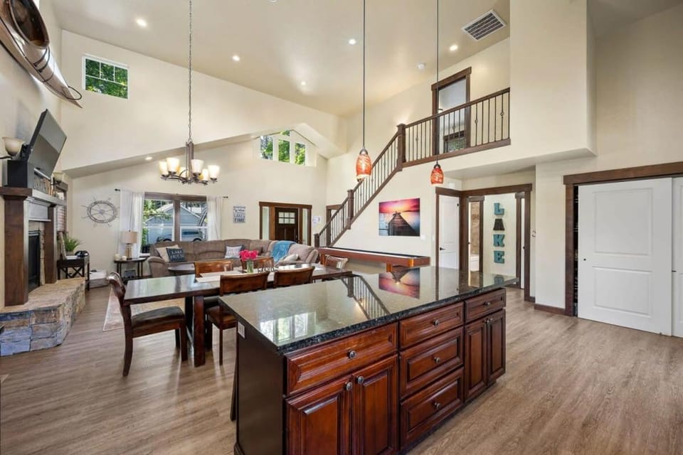 TV and multimedia, Kitchen or kitchenette, Living room, Seating area, Dining area, fireplace, furniture
