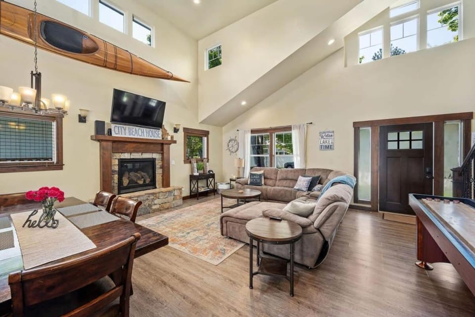 TV and multimedia, Living room, Seating area, fireplace, furniture