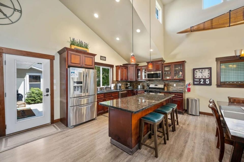 Day, Kitchen or kitchenette, Dining area, furniture, microwave, oven