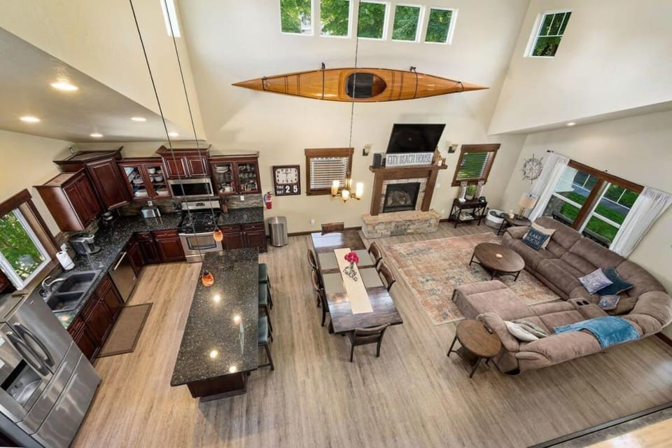 Kitchen or kitchenette, Living room, Seating area, Dining area, fireplace, furniture