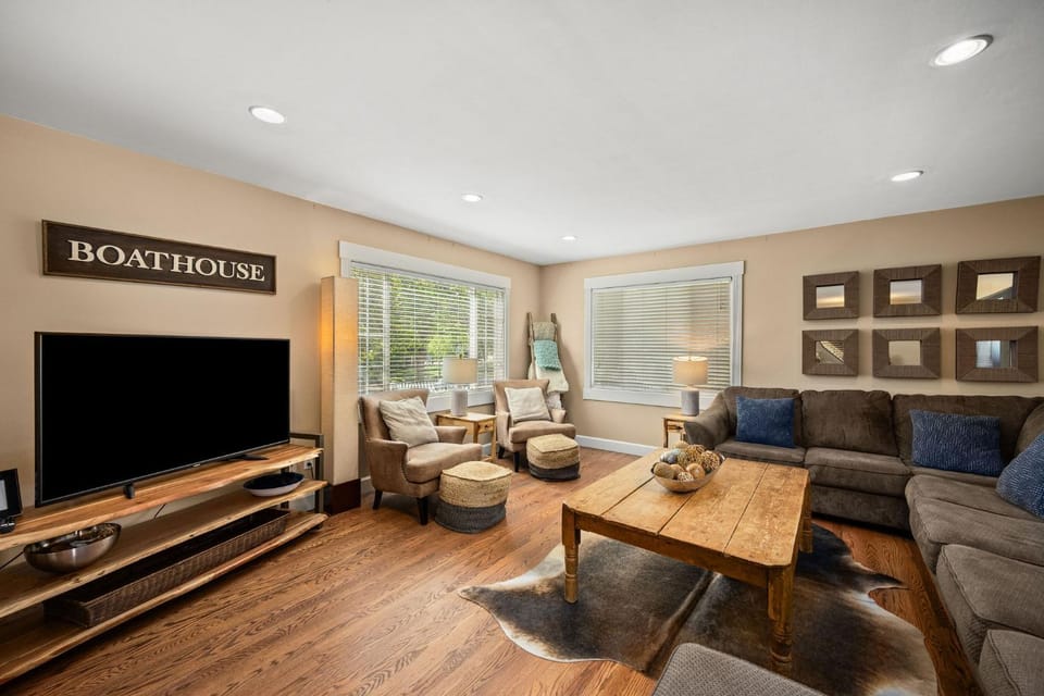 Day, TV and multimedia, Living room, Seating area, furniture