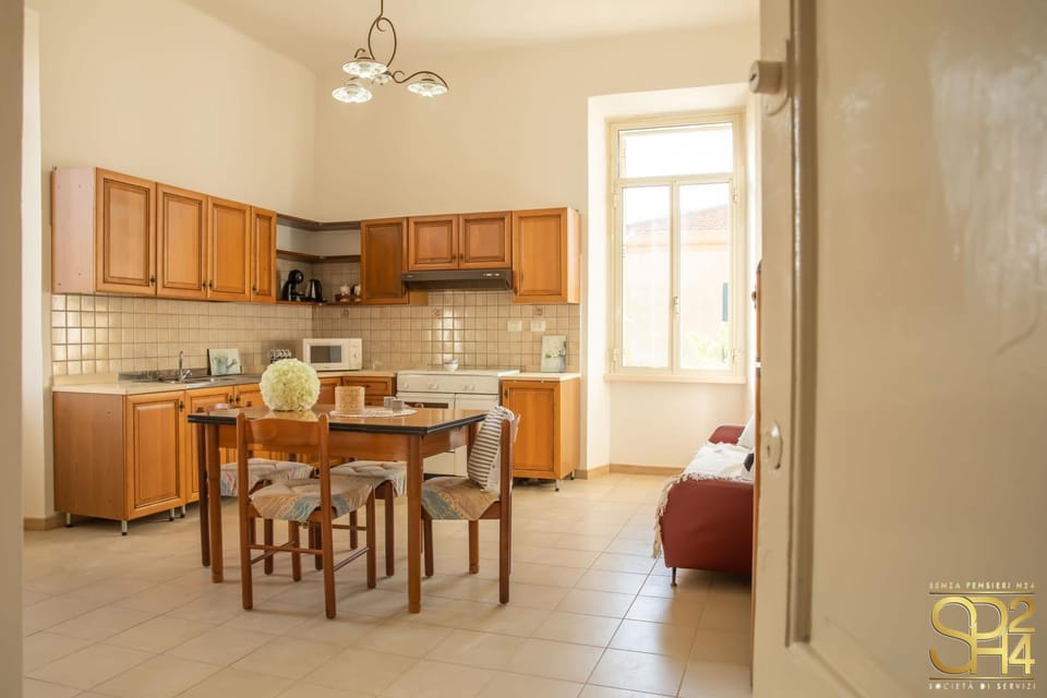 Kitchen or kitchenette, Dining area, oven, stove