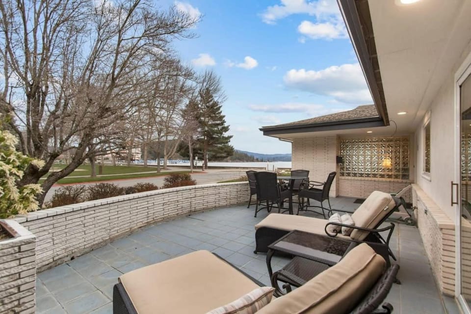 Patio, Day, Natural landscape, Seating area, Dining area, Mountain view