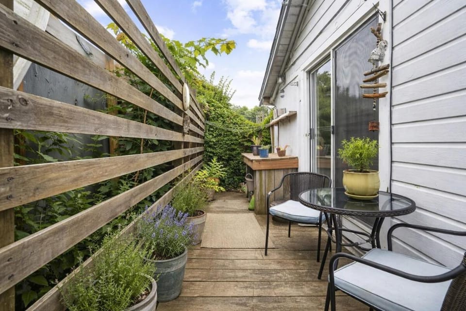 NEW Charming Coastal Bungalow steps from the Beach House in Clinton