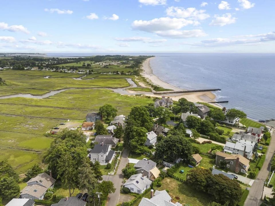 NEW Charming Coastal Bungalow steps from the Beach House in Clinton