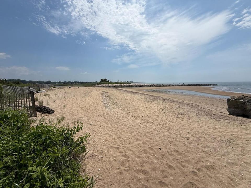 NEW Charming Coastal Bungalow steps from the Beach House in Clinton