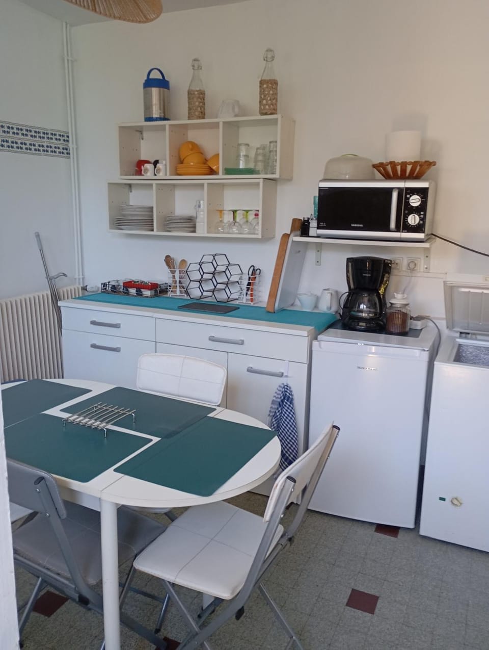 Kitchen or kitchenette, Dining area