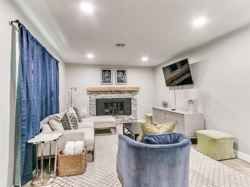 Grove St Bungalow 3BR Work Nook The Village Country House in Nichols Hills