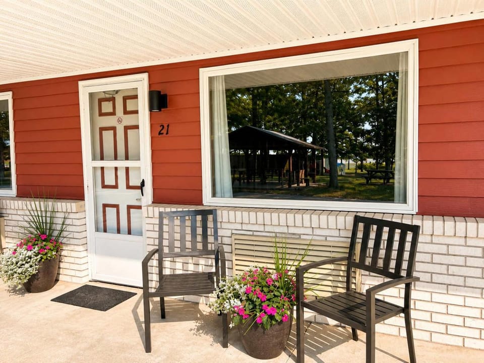 Room 21-2 Queen Suite-Woodland Motor Lodge House in Michigan