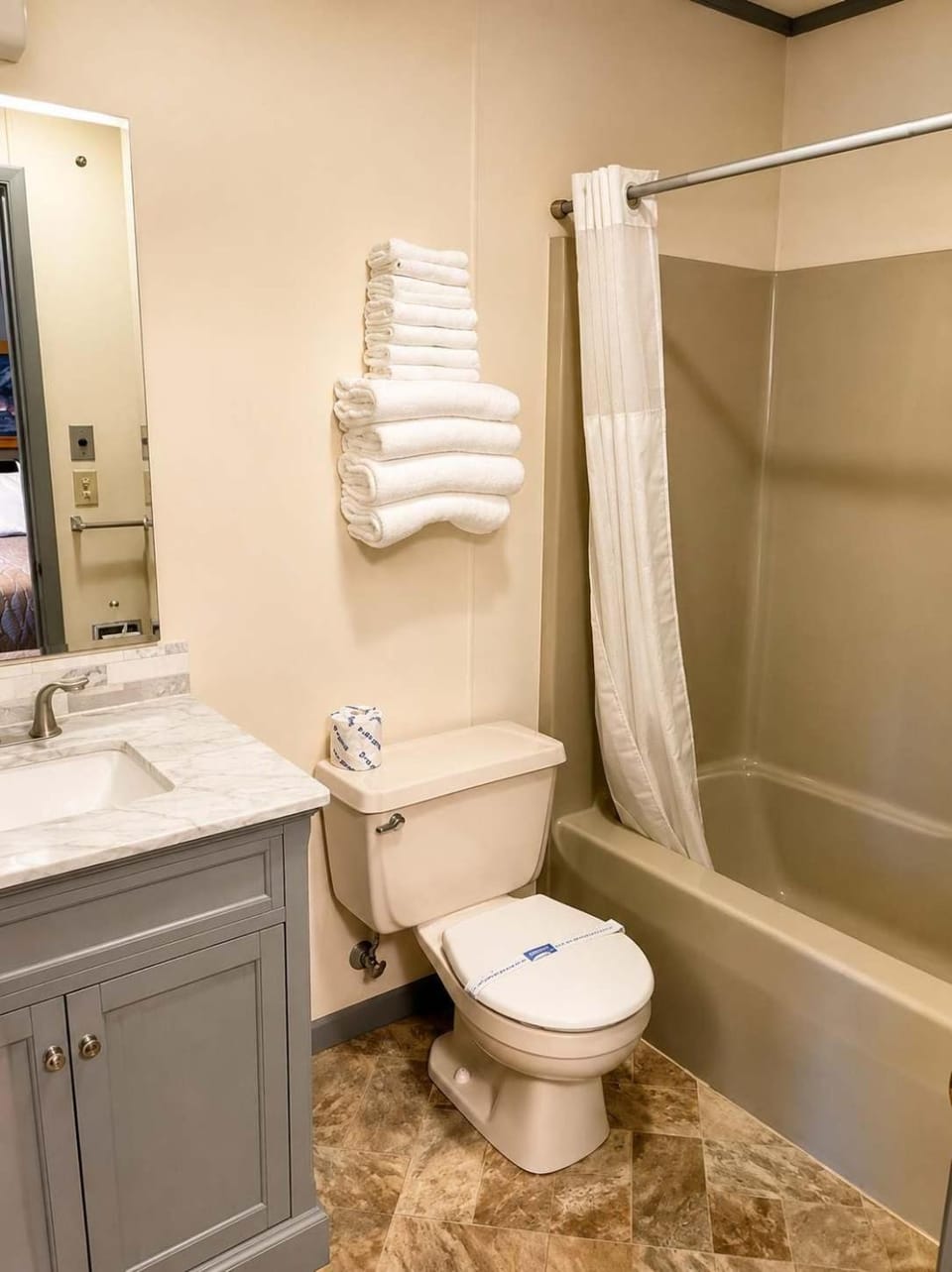 Room 21-2 Queen Suite-Woodland Motor Lodge House in Michigan