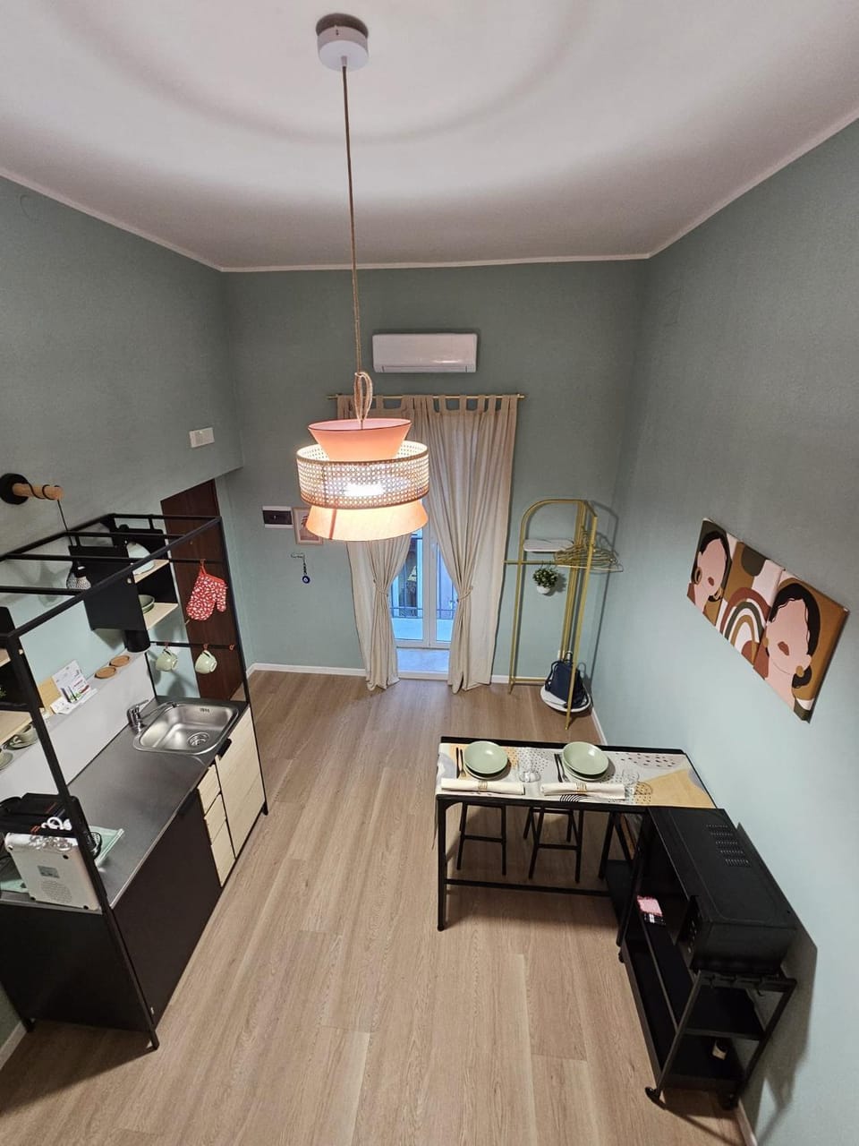 People, Balcony/Terrace, Photo of the whole room, hair dryier, microwave, kitchen