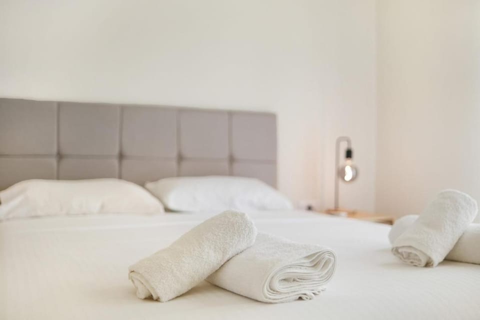 Bed, Photo of the whole room, Bedroom, towels