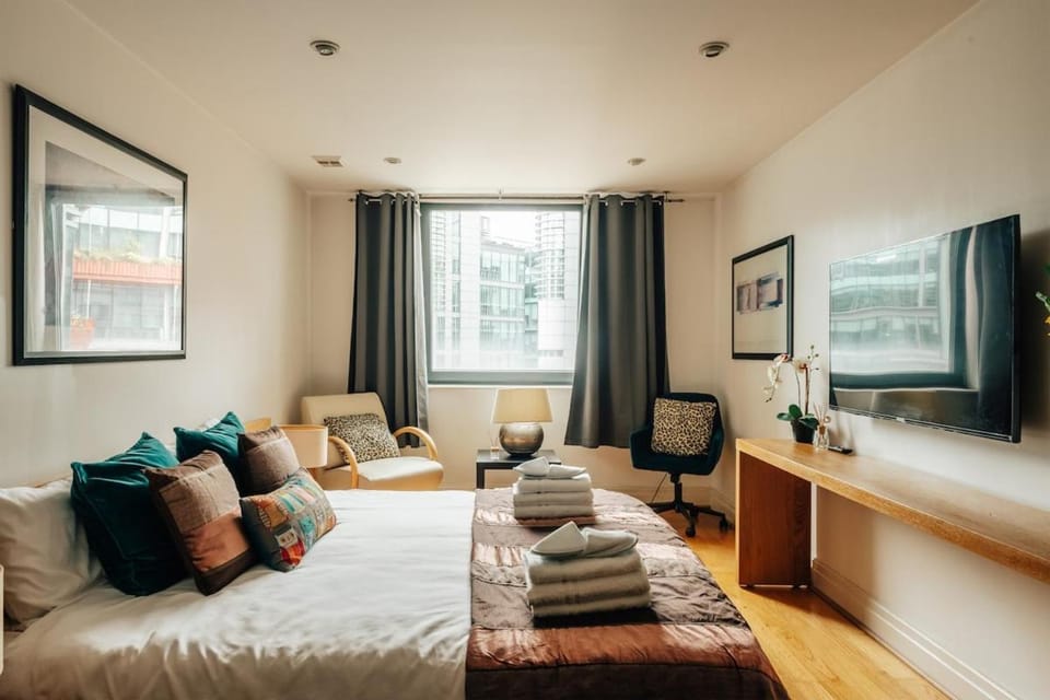 Light-Filled Canalside Apartment with Balcony & AC, Paddington Apartment in City of Westminster