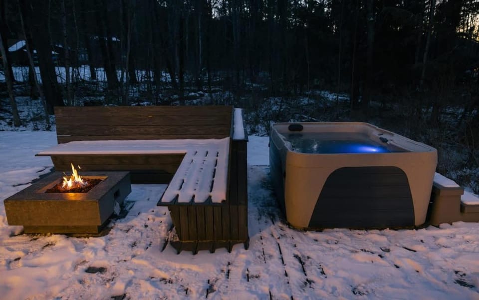 Skyhawk Cabin - Refined Modern Getaway with Hot Tub Cabin in Brownsville
