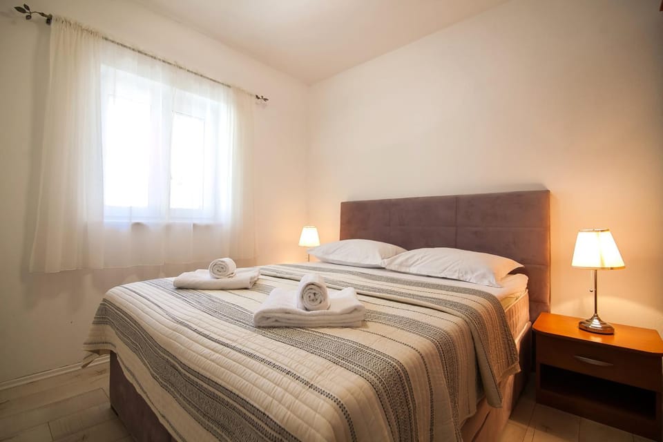 Bed, Bedroom, towels