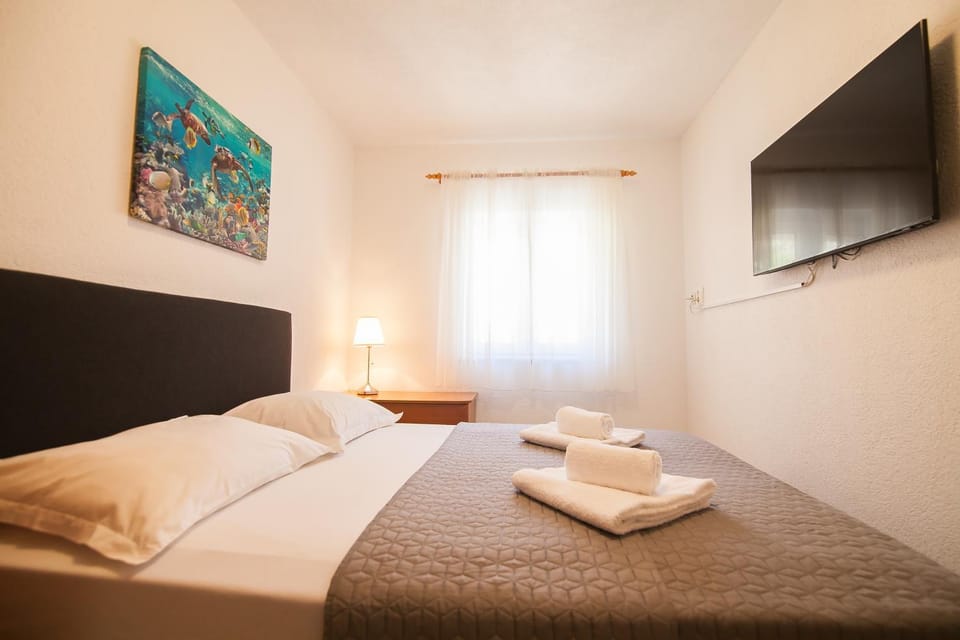 Bed, TV and multimedia, Bedroom