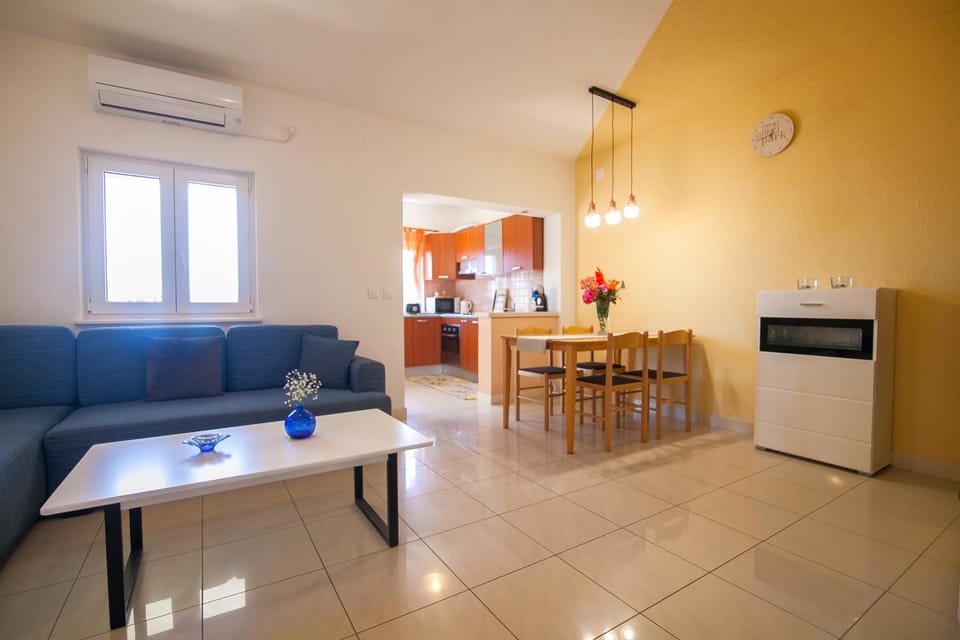 Kitchen or kitchenette, Living room, Seating area, Dining area, oven, pet friendly, stove, air conditioner