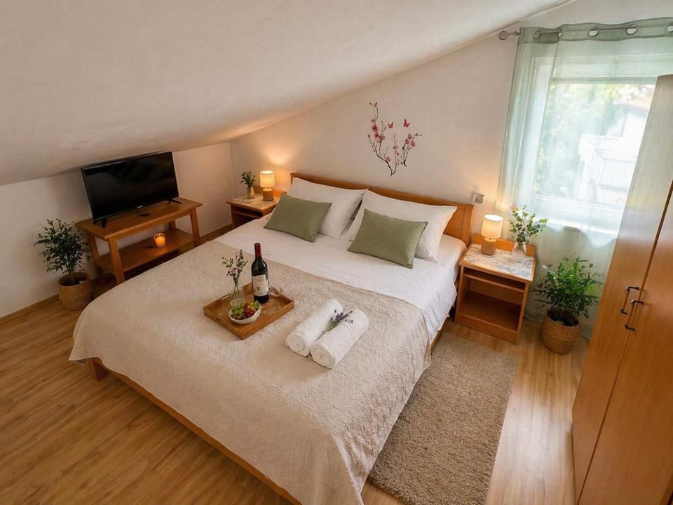 Bed, TV and multimedia, Bedroom, towels