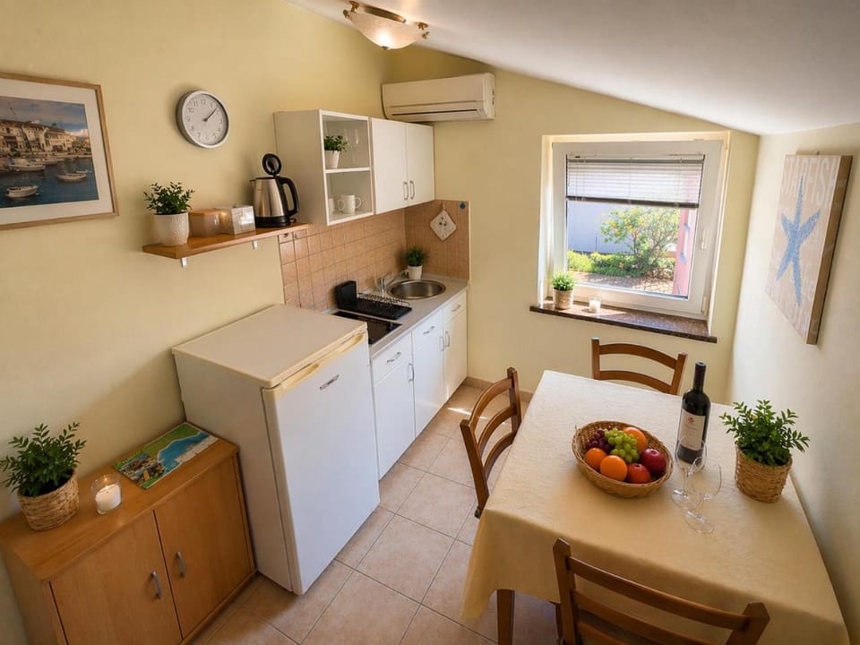 Coffee/tea facilities, Food and drinks, kitchen, air conditioner