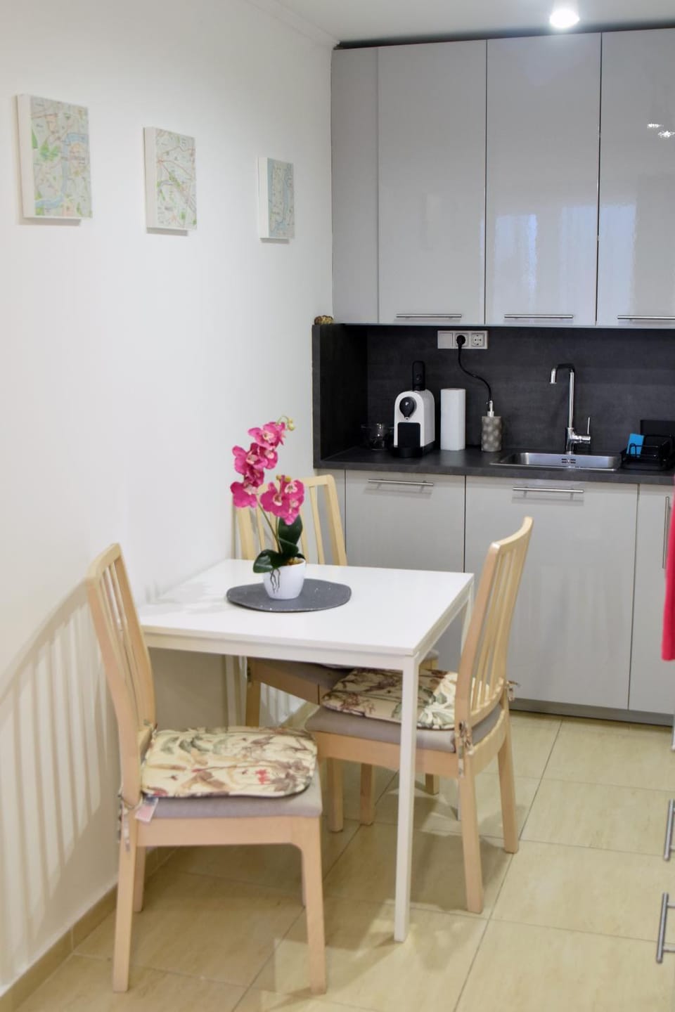 Coffee/tea facilities, Kitchen or kitchenette, Dining area