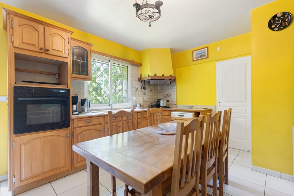 Property building, Kitchen or kitchenette, Living room