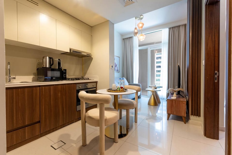Coffee/tea facilities, Kitchen or kitchenette, Living room, Seating area, Dining area, oven, stove