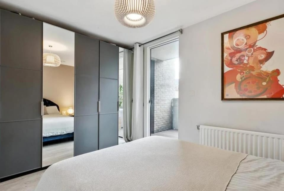 Modern 2 Bed Flat with Balcony in the Heart of Wandsworth Apartment in London
