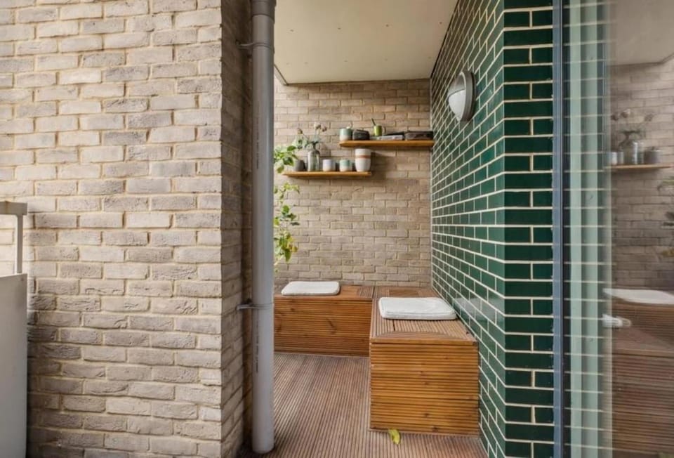 Modern 2 Bed Flat with Balcony in the Heart of Wandsworth Apartment in London