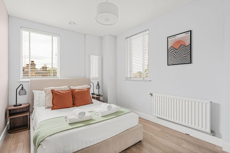 Modern 2 Bed Flat with Balcony in the Heart of Wandsworth Apartment in London