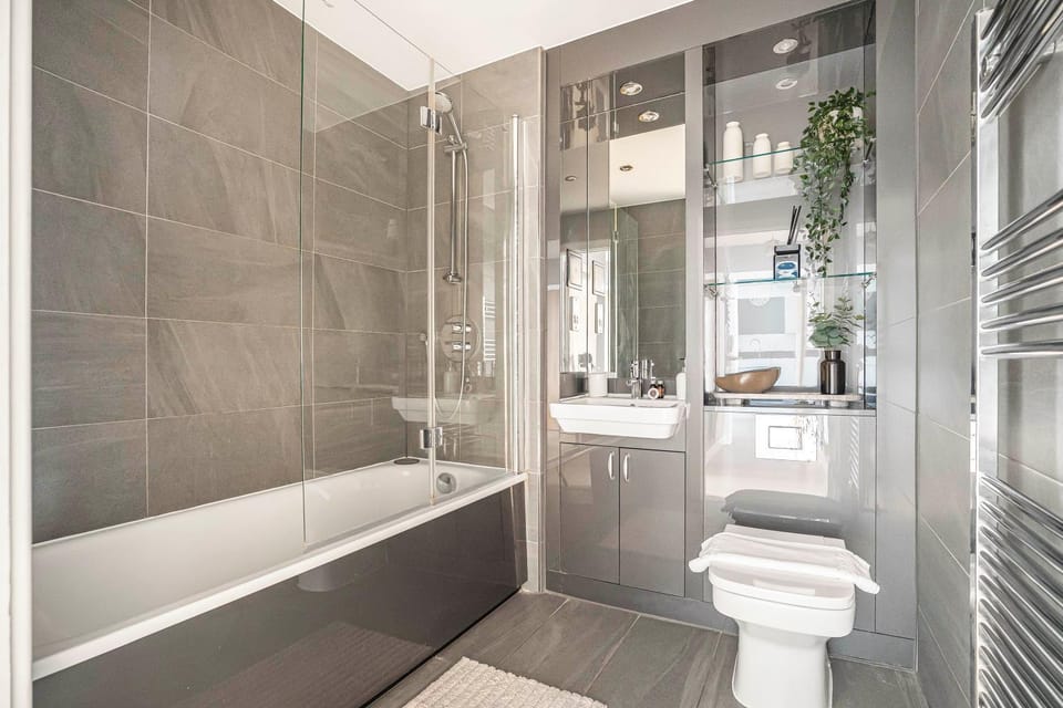 Modern 2 Bed Flat with Balcony in the Heart of Wandsworth Apartment in London