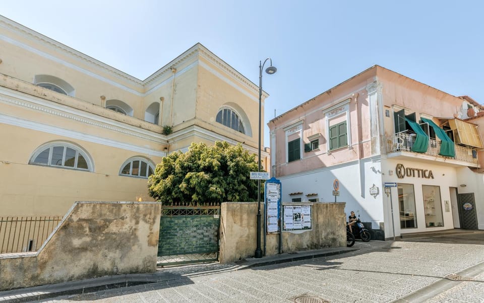 Neighbourhood, Location