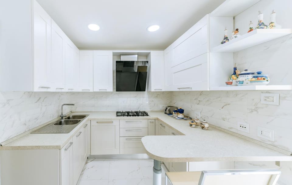 Kitchen or kitchenette, minibar, stove