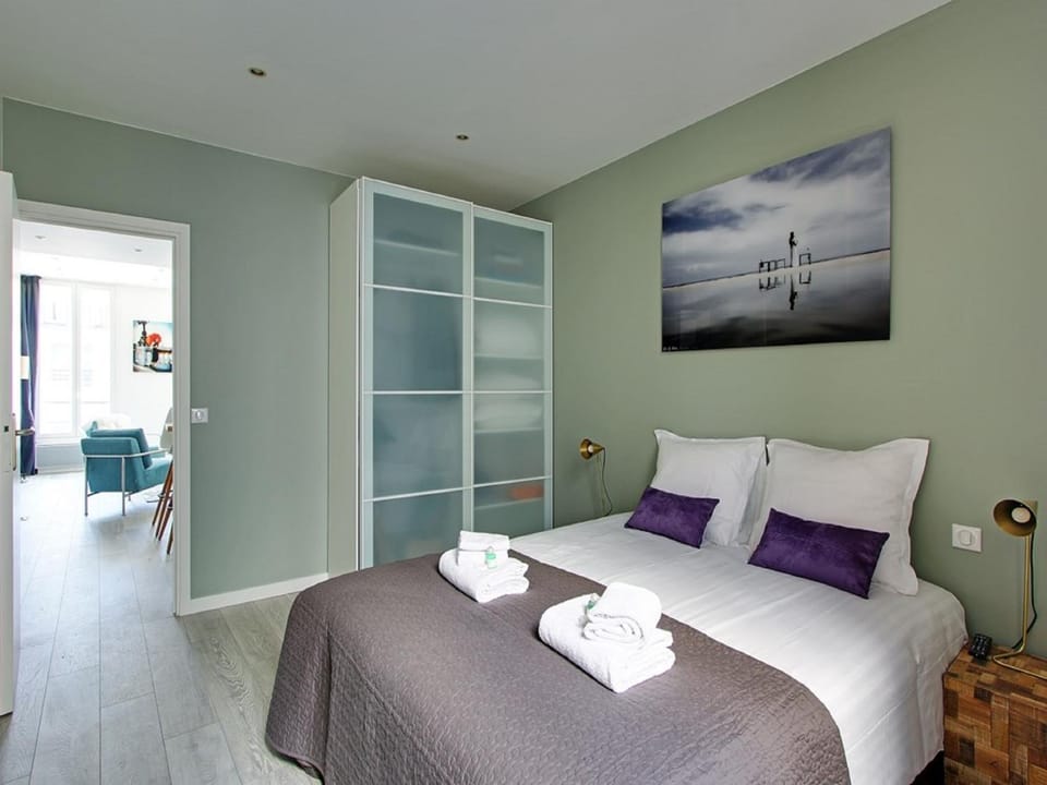 Photo of the whole room, Bedroom