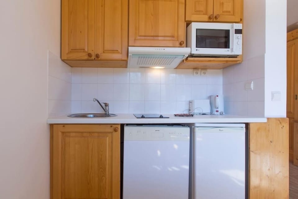 Kitchen or kitchenette, microwave, pet friendly, stove