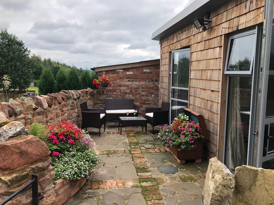 Patio, Facade/entrance