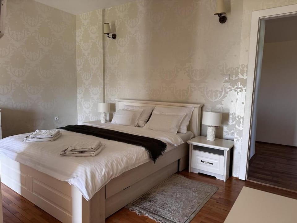 Zora Estate - Pool, Tennis & Absolute Privacy Villa in Serbia