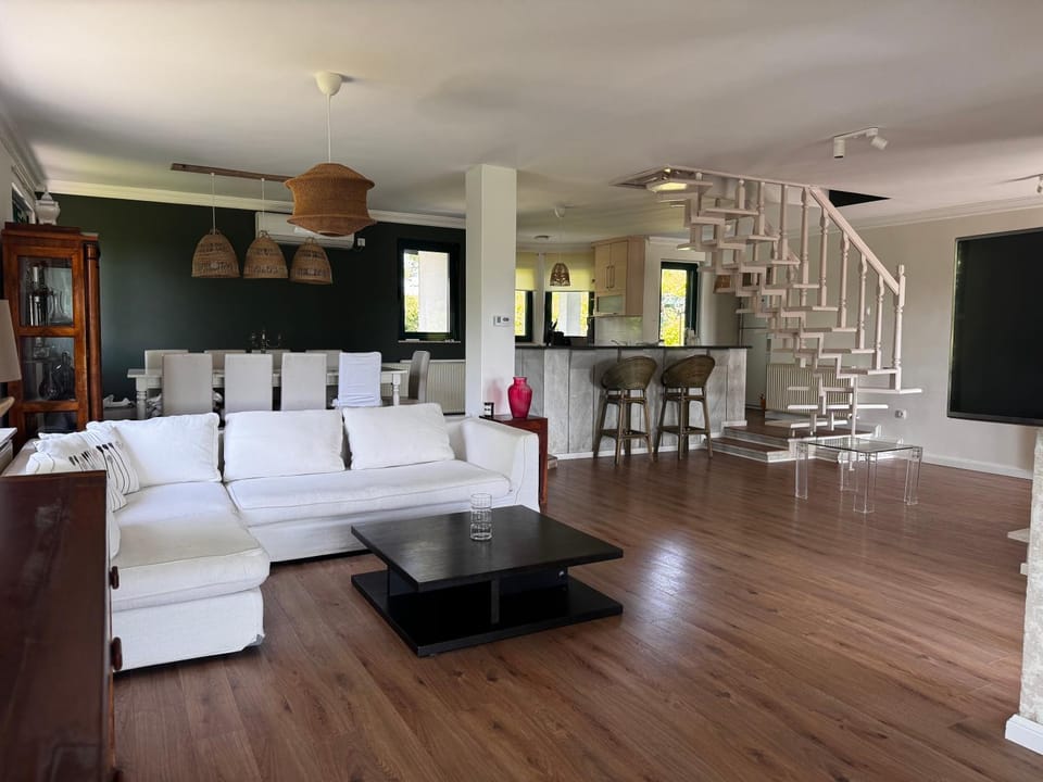 Zora Estate - Pool, Tennis & Absolute Privacy Villa in Serbia