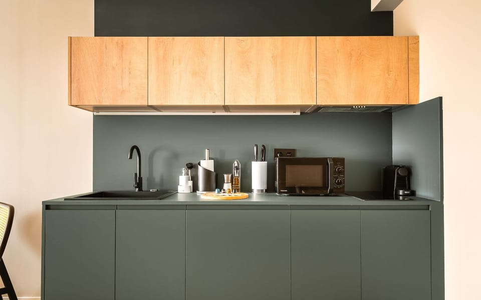Coffee/tea facilities, Kitchen or kitchenette, stove