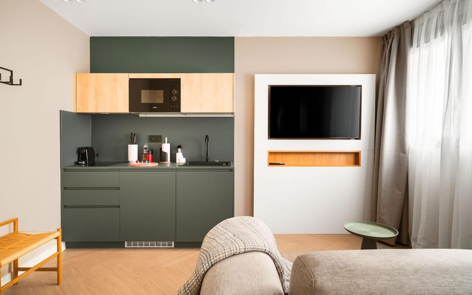 TV and multimedia, Kitchen or kitchenette, Seating area