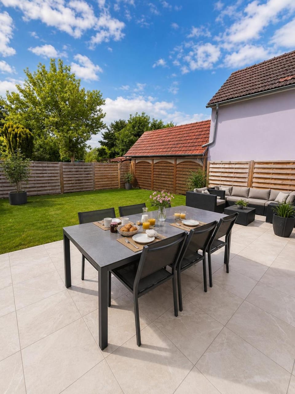 Property building, Spring, Day, Garden, Balcony/Terrace, Garden view