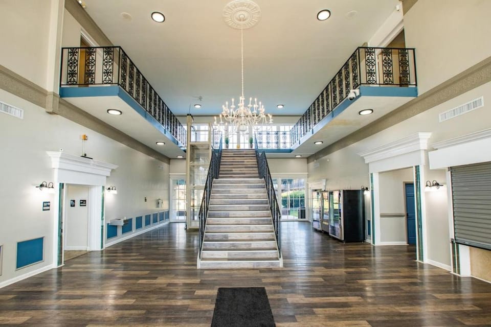 Relaxing Apartment MINS from Local parks and Hospitals, 2410 Apartment in Charlotte